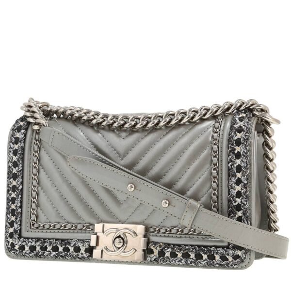 Chanel Boy shoulder bag in grey quilted leather