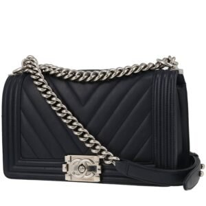 Chanel Boy shoulder bag in navy blue quilted leather