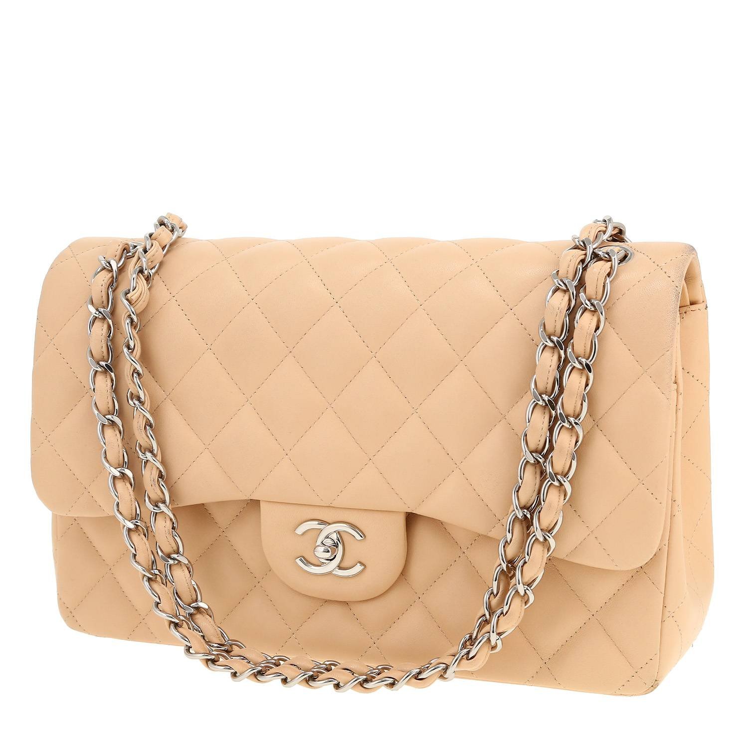 Chanel Timeless Jumbo shoulder bag in beige quilted leather