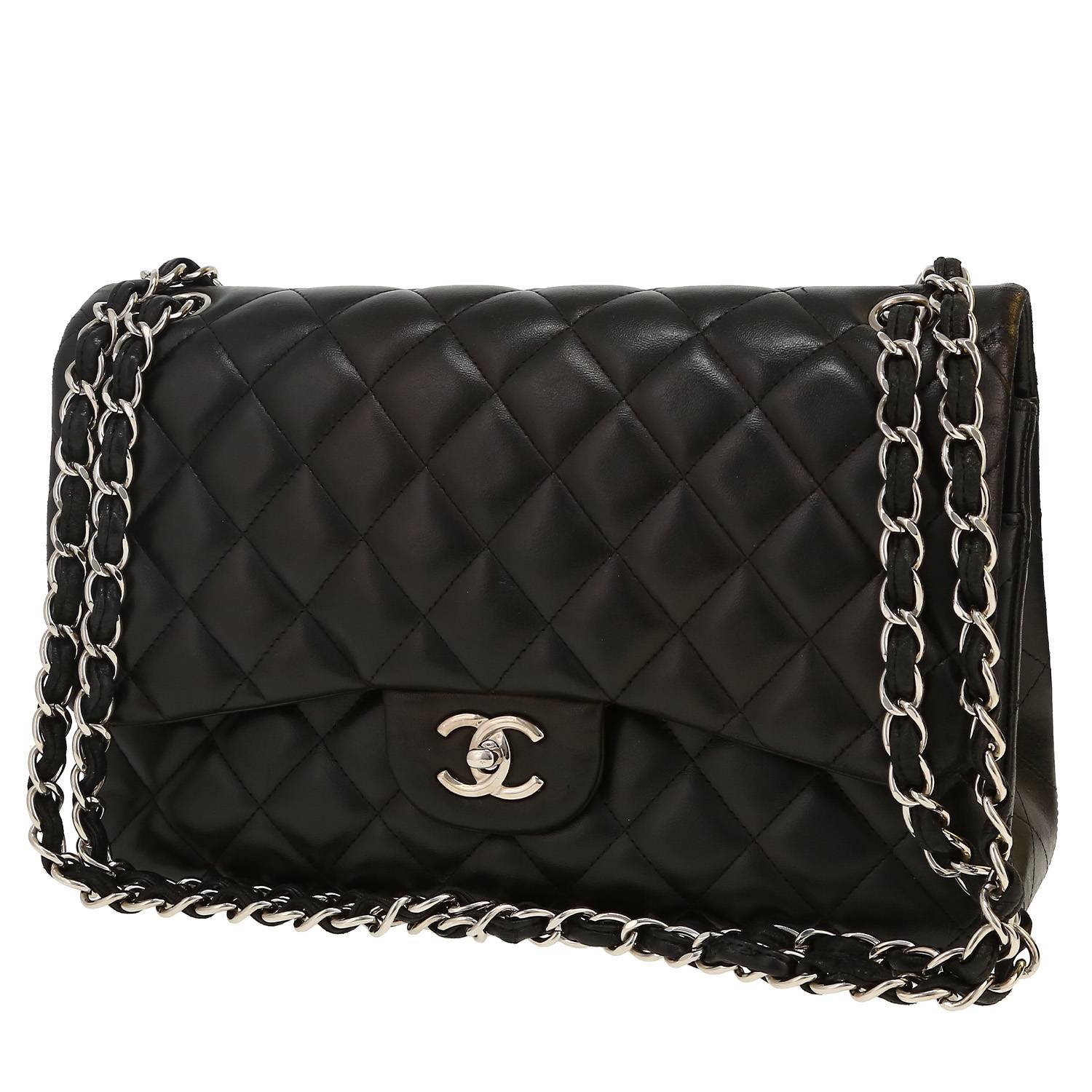 Chanel Timeless Jumbo shoulder bag in black quilted leather